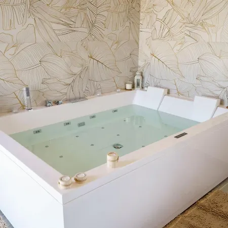 Bed & Breakfast White & Grey 3*