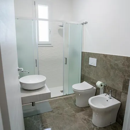 Bed & Breakfast White & Grey 3*