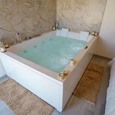 White & Grey Panzió