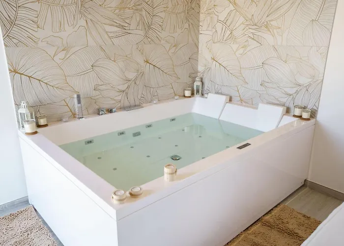 לינה וארוחת בוקר White & Grey 3*