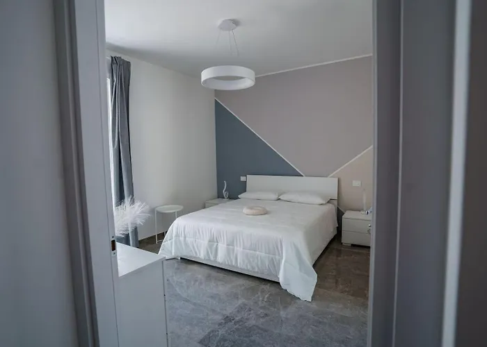 לינה וארוחת בוקר White & Grey